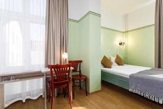 Отель Koidulapark Hotell Пярну Стандартный двухместный номер с 1 кроватью или 2 отдельными кроватями-13